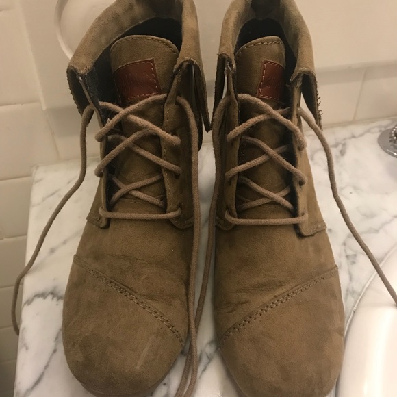 Tan suede ankle booties - Picture 2 of 3